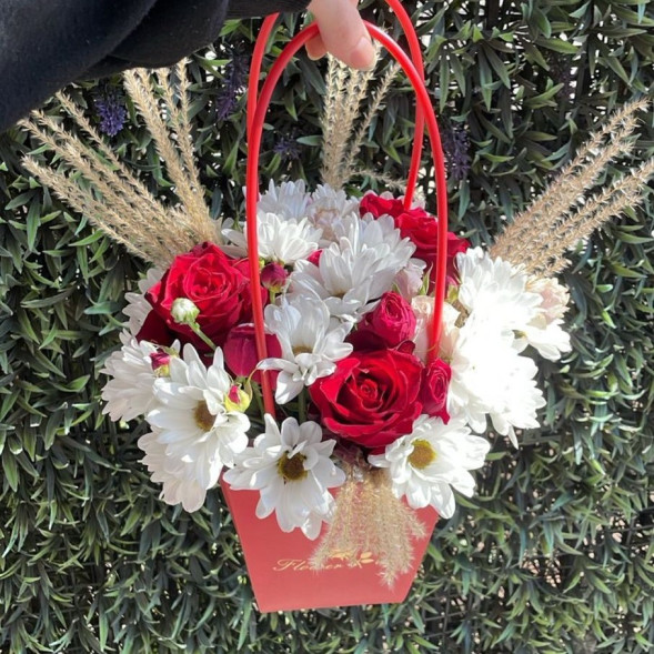 Композиция в коробке «Волшебный сад»  в Евпатории