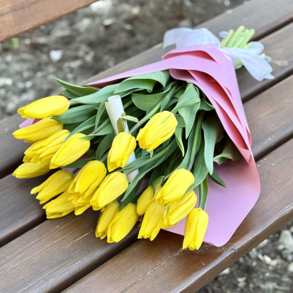 21 желтый тюльпан в Евпатории