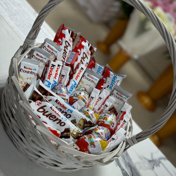 Корзина из сладостей Киндер в Евпатории