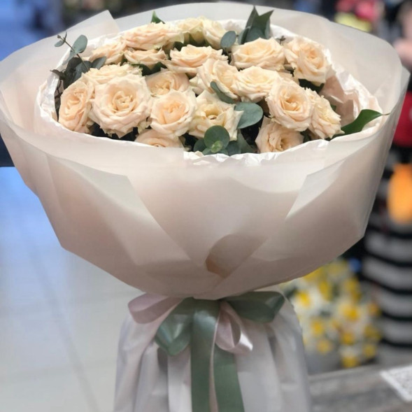 7 кремовых кустовых роз с эвкалиптом в Евпатории