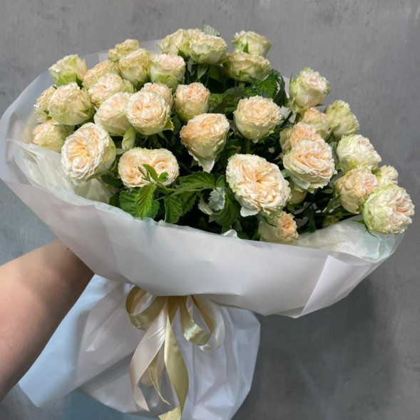 9 кустовых роз в упаковке в Евпатории