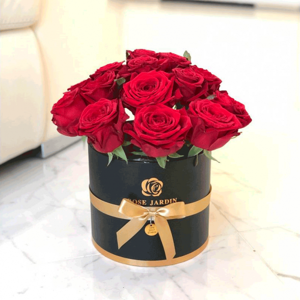 15 красных роз в шляпной коробке в Евпатории
