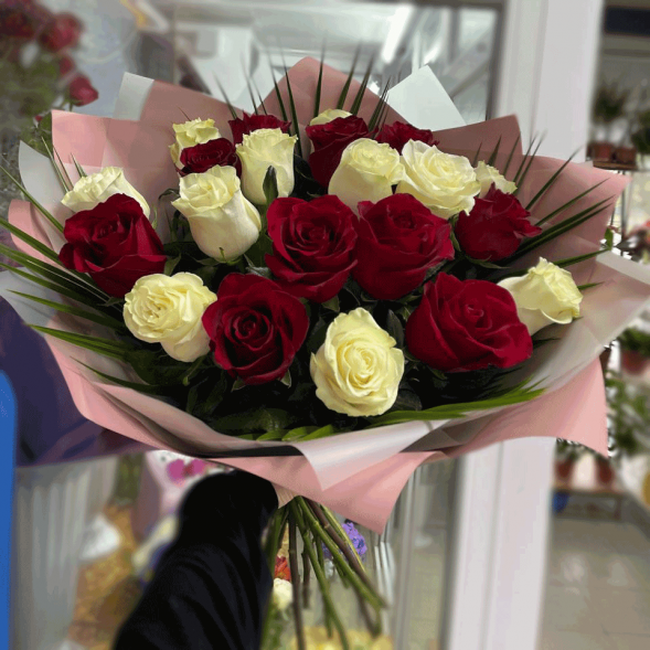 21 красная и белая роза микс в Евпатории