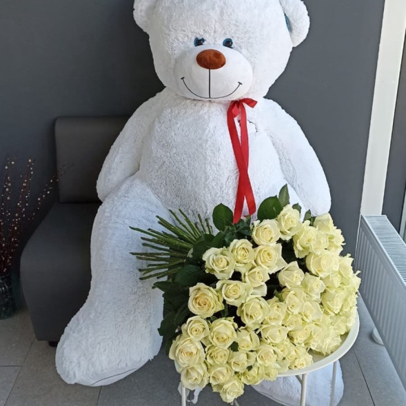 101 белая роза с плюшевым мишкой  в Евпатории