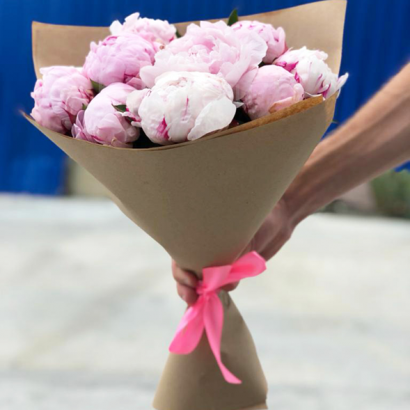 Букет 9 нежных пионов в крафте в Евпатории