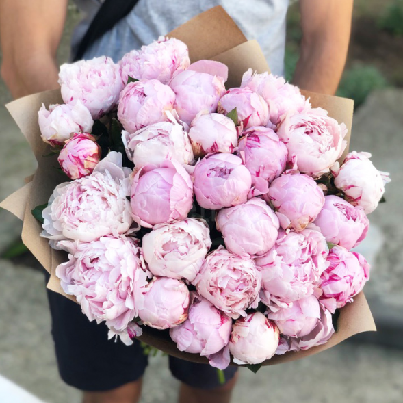 Букет 29 нежных пионов в крафте в Евпатории