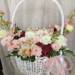 Композиция в корзине «Симпатичная лодочка»