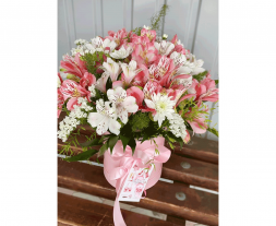 Нежный микс альстромерий в шляпной коробке