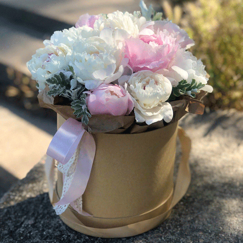 Пионы в шляпной коробке в Евпатории