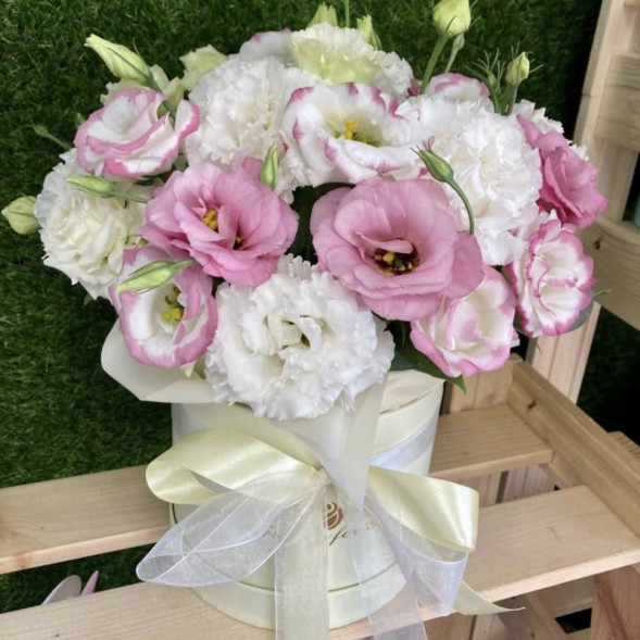 Коробочка с эустомами в Евпатории