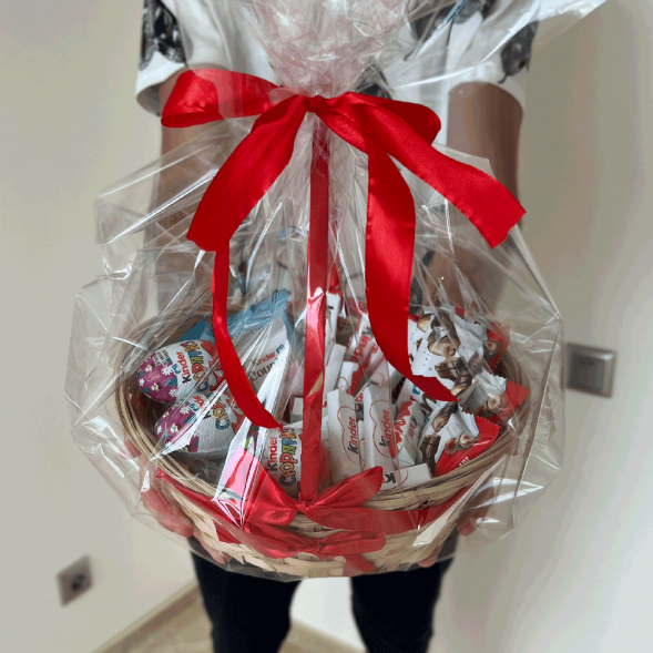 Корзина с киндерами в Евпатории