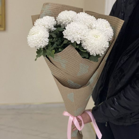 Букет 7 белых одноголовых хризантем в крафте в Евпатории
