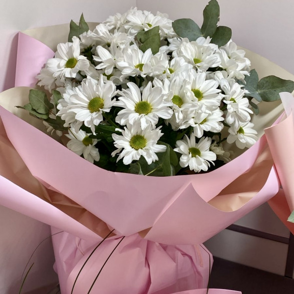 Букет  из 7 белых кустовых хризантем в упаковке в Евпатории