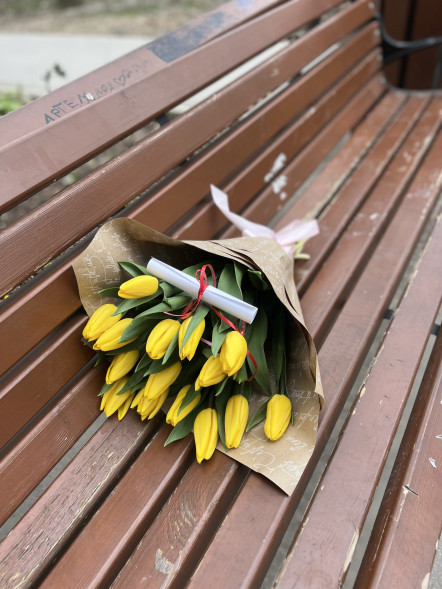 15 жёлтых тюльпанов в Евпатории