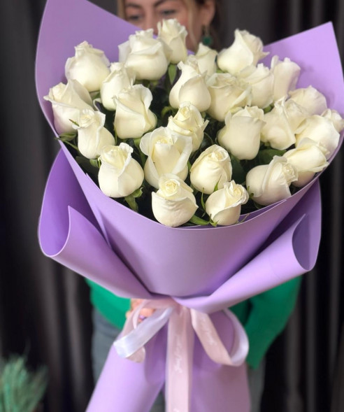 25 белых роз в упаковке Эквадор в Евпатории