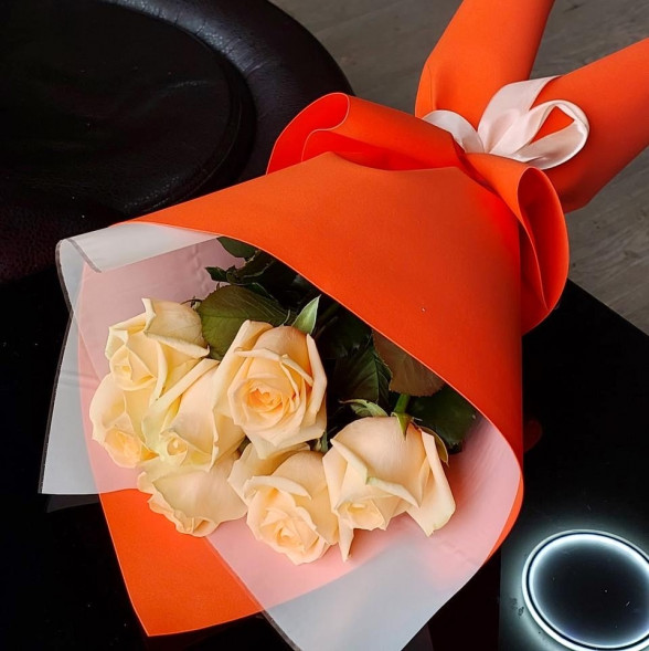 Букет 7 кремовых роз в упаковке в Евпатории