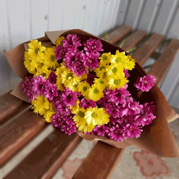 Букет 7 жёлтых и розовых хризантем микс в Евпатории