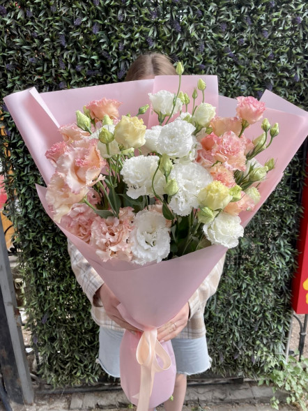 Букет 7 белых и нежно-розовых эустом в Евпатории
