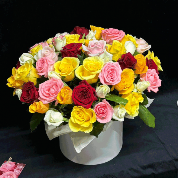 51 роза микс в шляпной коробке в Евпатории