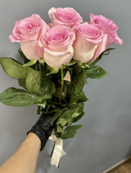 5 розовых роз, лента (Импортные) в Евпатории