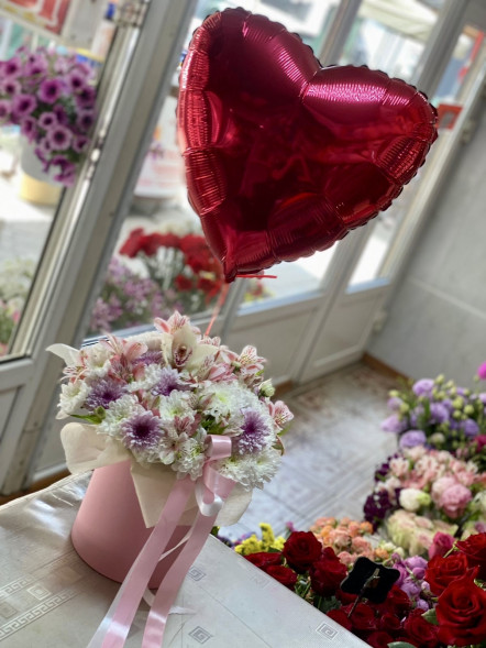 Цветы в коробке и шарик в форме сердца в Евпатории