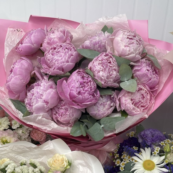 Букет 13 нежных пионов в упаковке в Евпатории