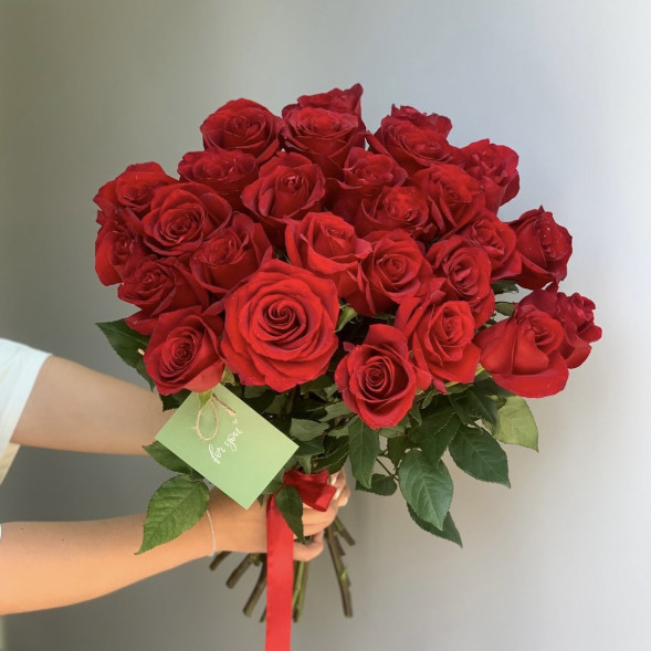 27 красных импортных роз, лента в Евпатории