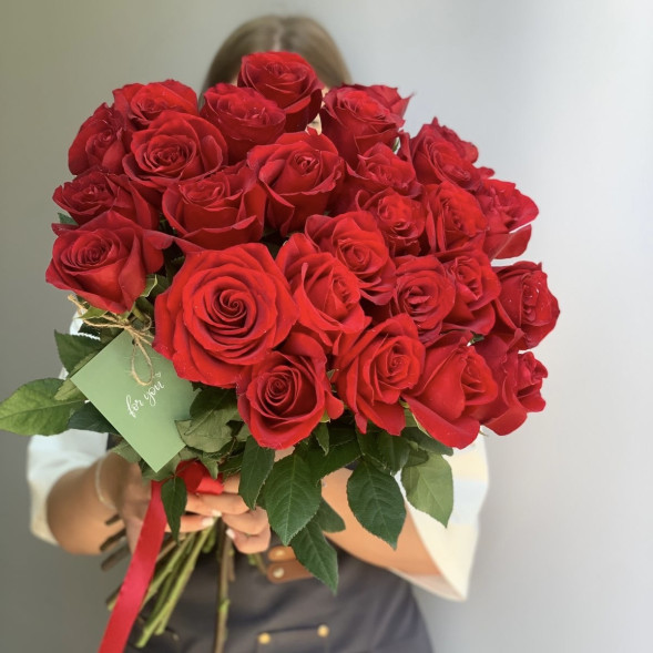 27 красных импортных роз, лента в Евпатории