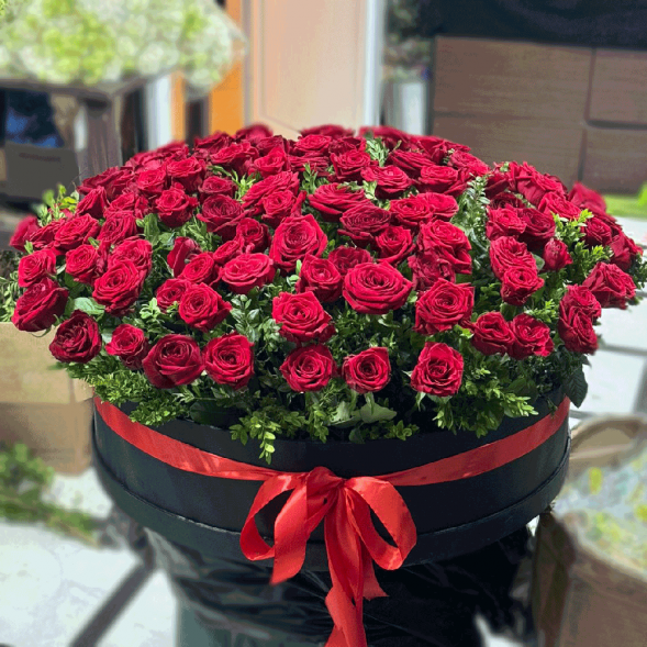 101 красная роза в шляпной коробке в Евпатории
