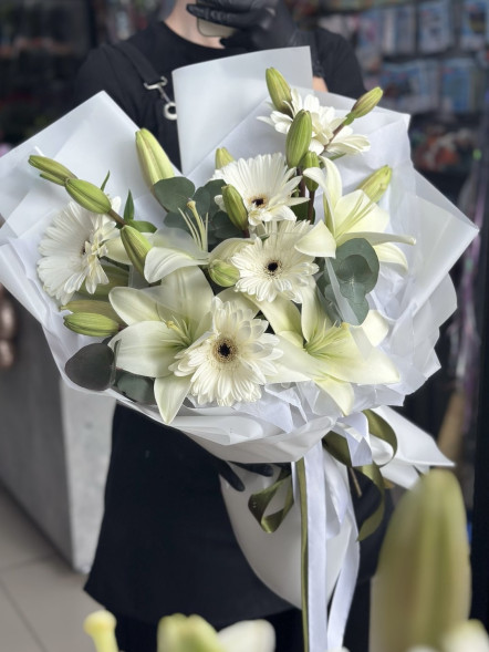 Букет с лилией и герберами в Евпатории