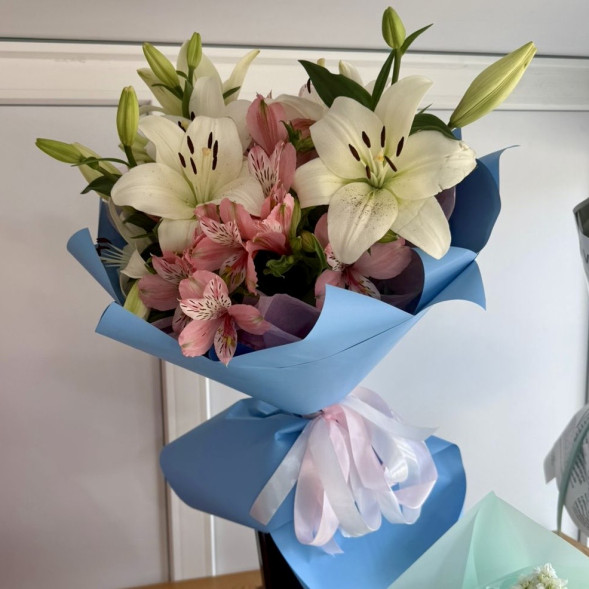 Букет из лилий и альстомерий в Евпатории