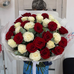 35 роз Эквадор Премиум с эвкалиптом