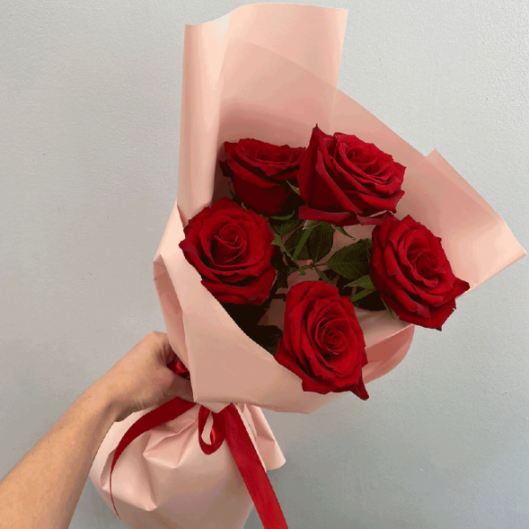 Стильный букет 5 красных роз в Евпатории