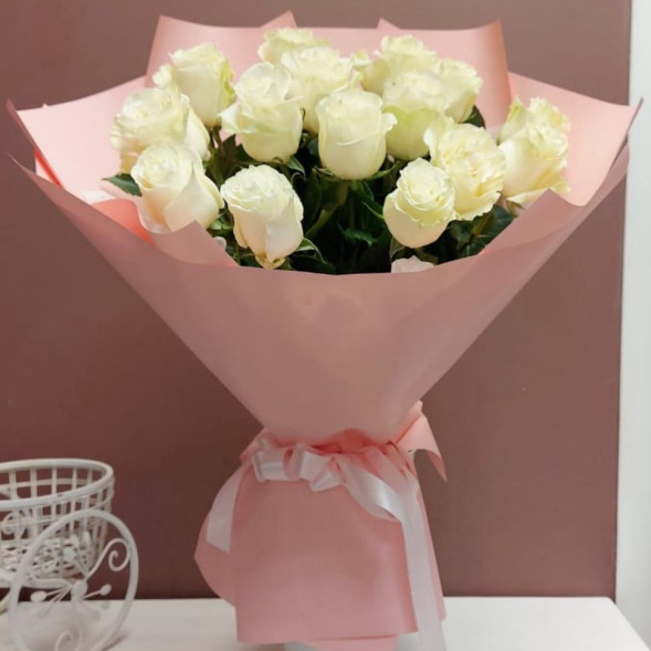 Букет 15 белых голландских роз в упаковке в Евпатории