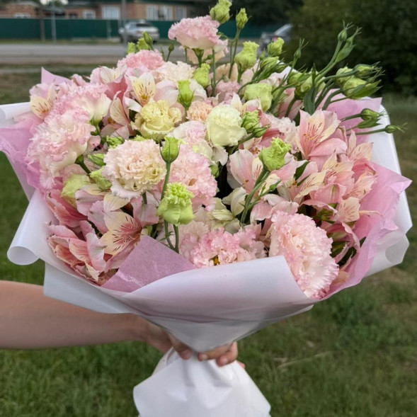 Букет из альстромерий и эустом Зефирное настроение в Евпатории