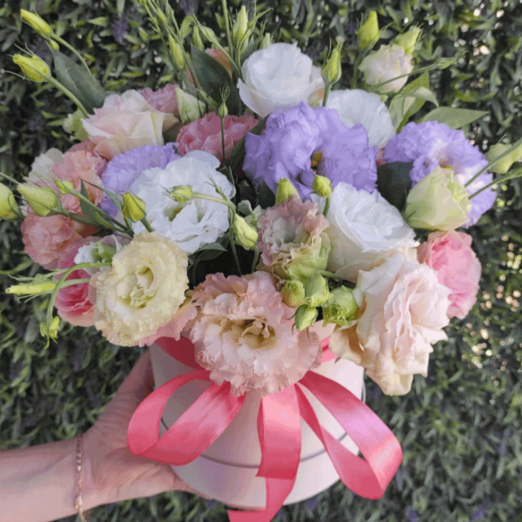 Нежный микс эустом в шляпной коробке в Евпатории